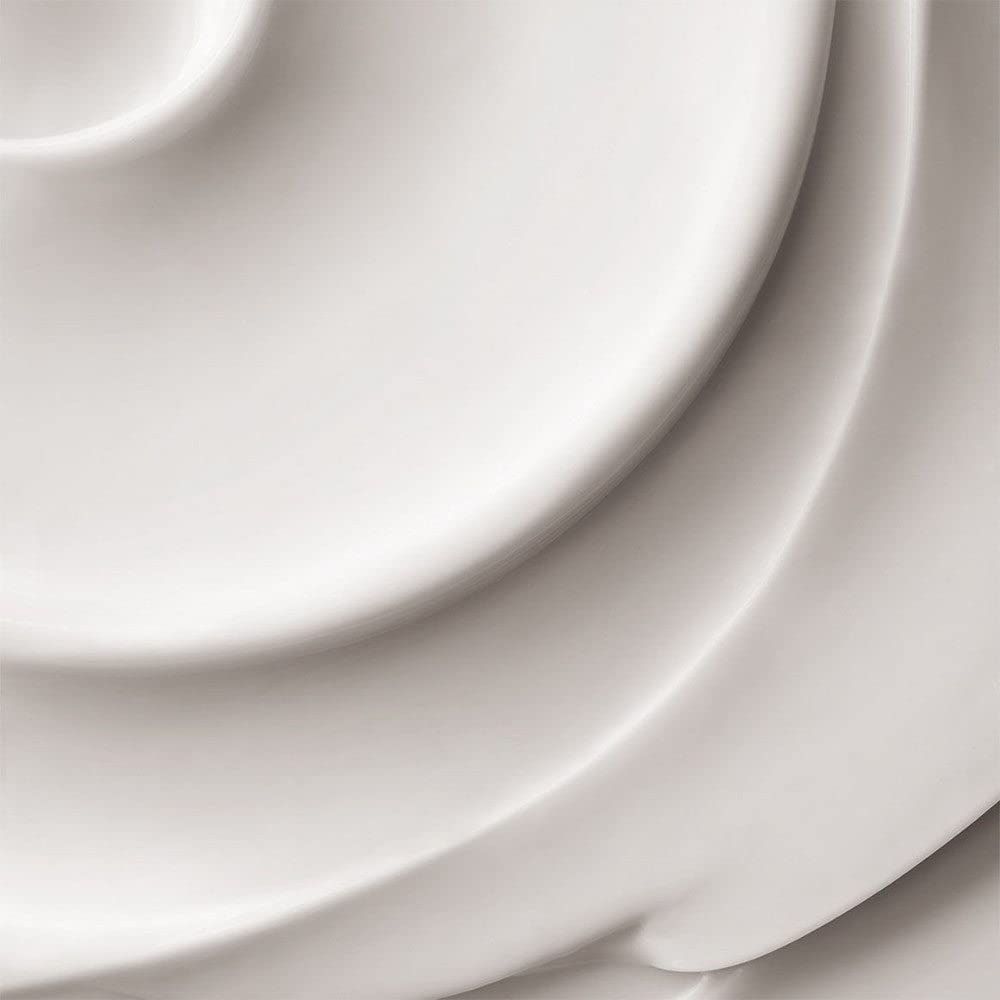 Primo piano di crema bianca con texture a vortice.