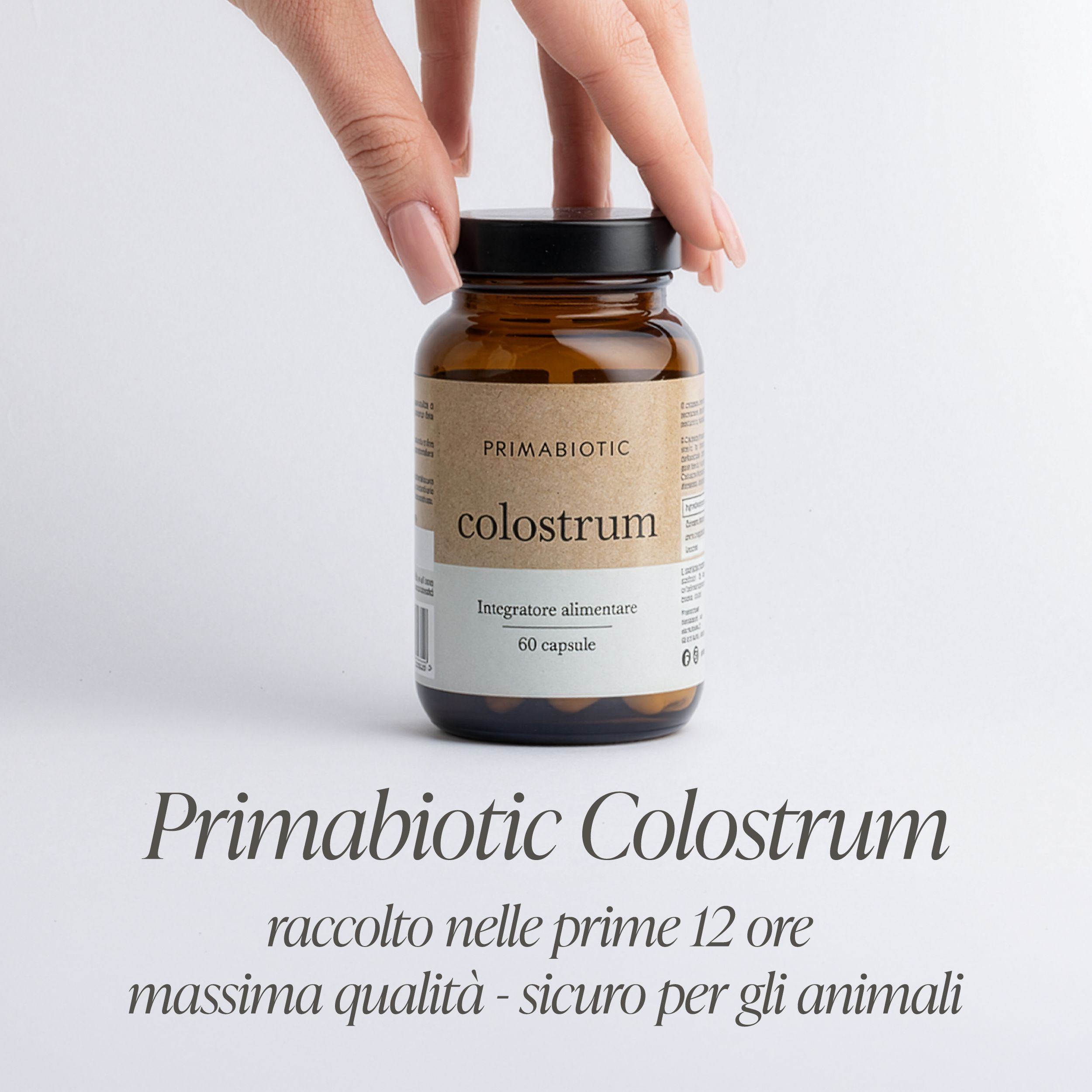 Flacone di colostro Primabiotic su un piedistallo, con testo "Primabiotic Colostrum".