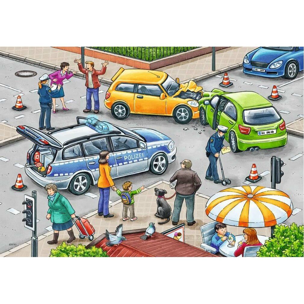 Pz. Mit Blaulicht unterwegs 2x12T. Immagine puzzle di una scena stradale con auto, polizia e passanti. Marchio Ravensburger.