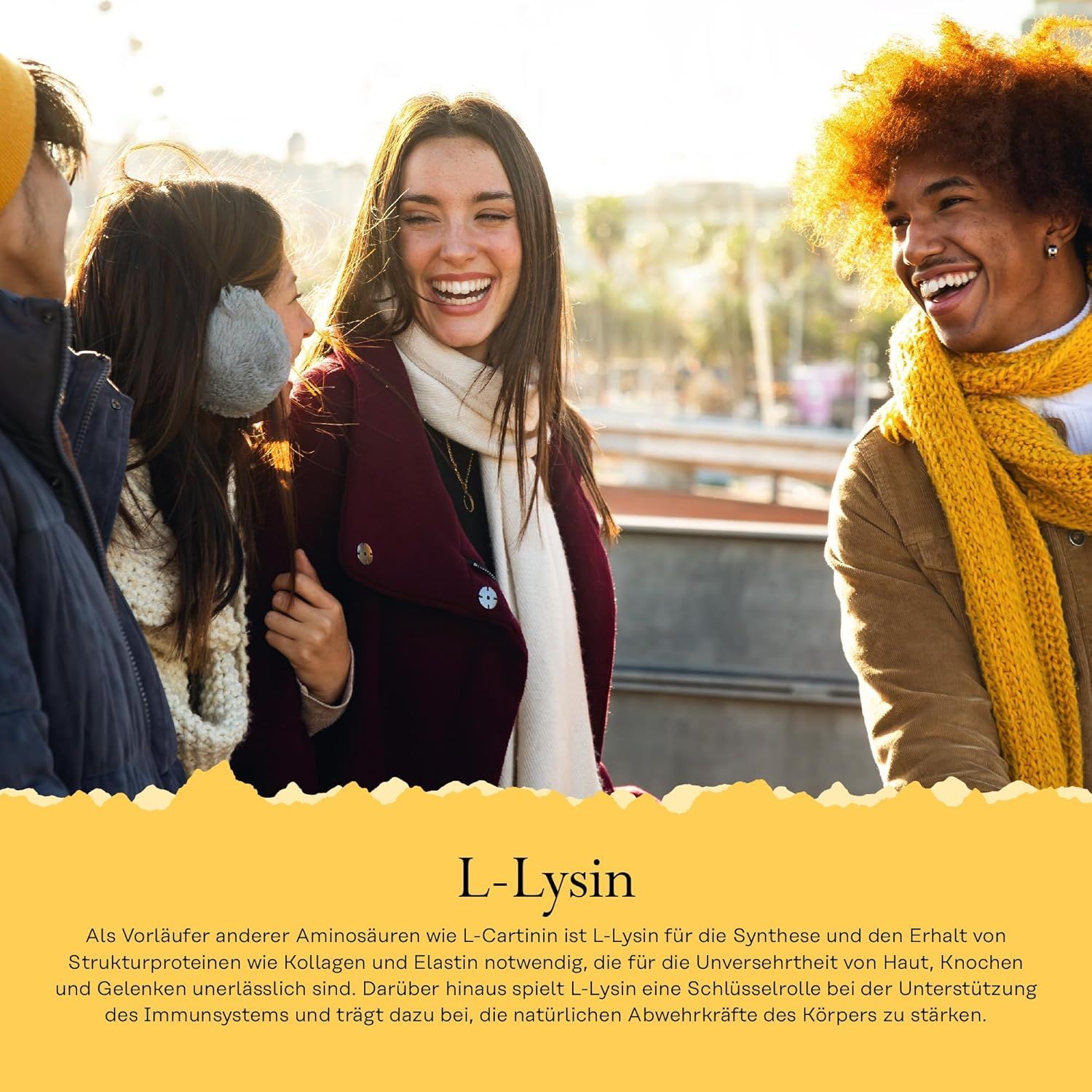 Tre giovani adulti sorridenti all'aperto. Testo in basso: L-Lisina come precursore del collagene e dell'elastina.