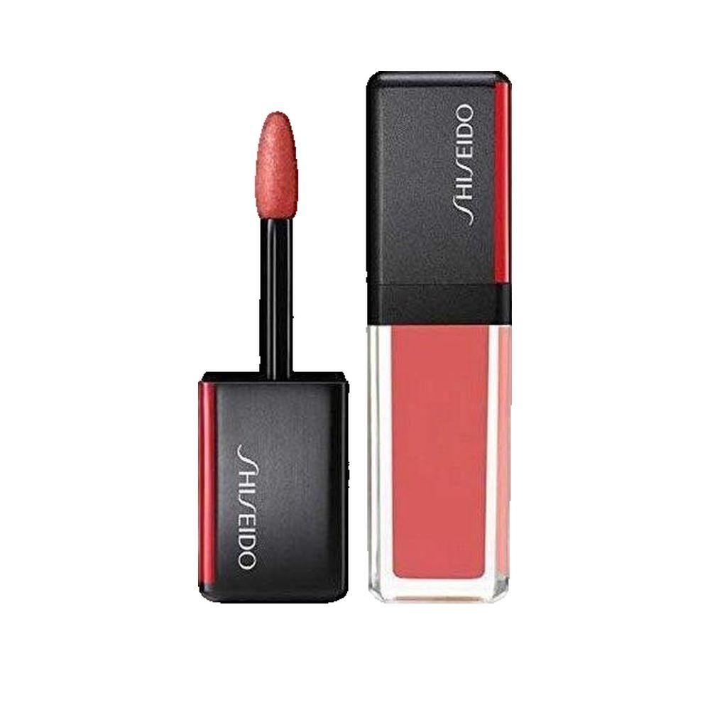 Rossetto SHISEIDO con tappo nero e dettaglio rosso. Applicatore visibile. Rossetto aperto.