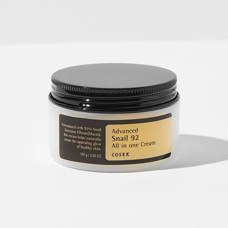 Vasetto di crema con coperchio nero. Nome del prodotto e marchio: COSRX Advanced Snail 92 All in one Cream.