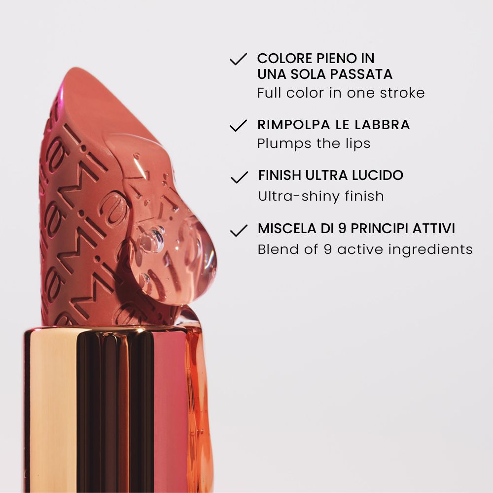 Primo piano di un rossetto. Testo: "COLORE PIENO IN UNA SOLA PASSATA", "RIMPOLPA LE LABBRA", "FINISH ULTRA LUCIDO", "MISCELA DI 9 PRINCIPI ATTIVI".