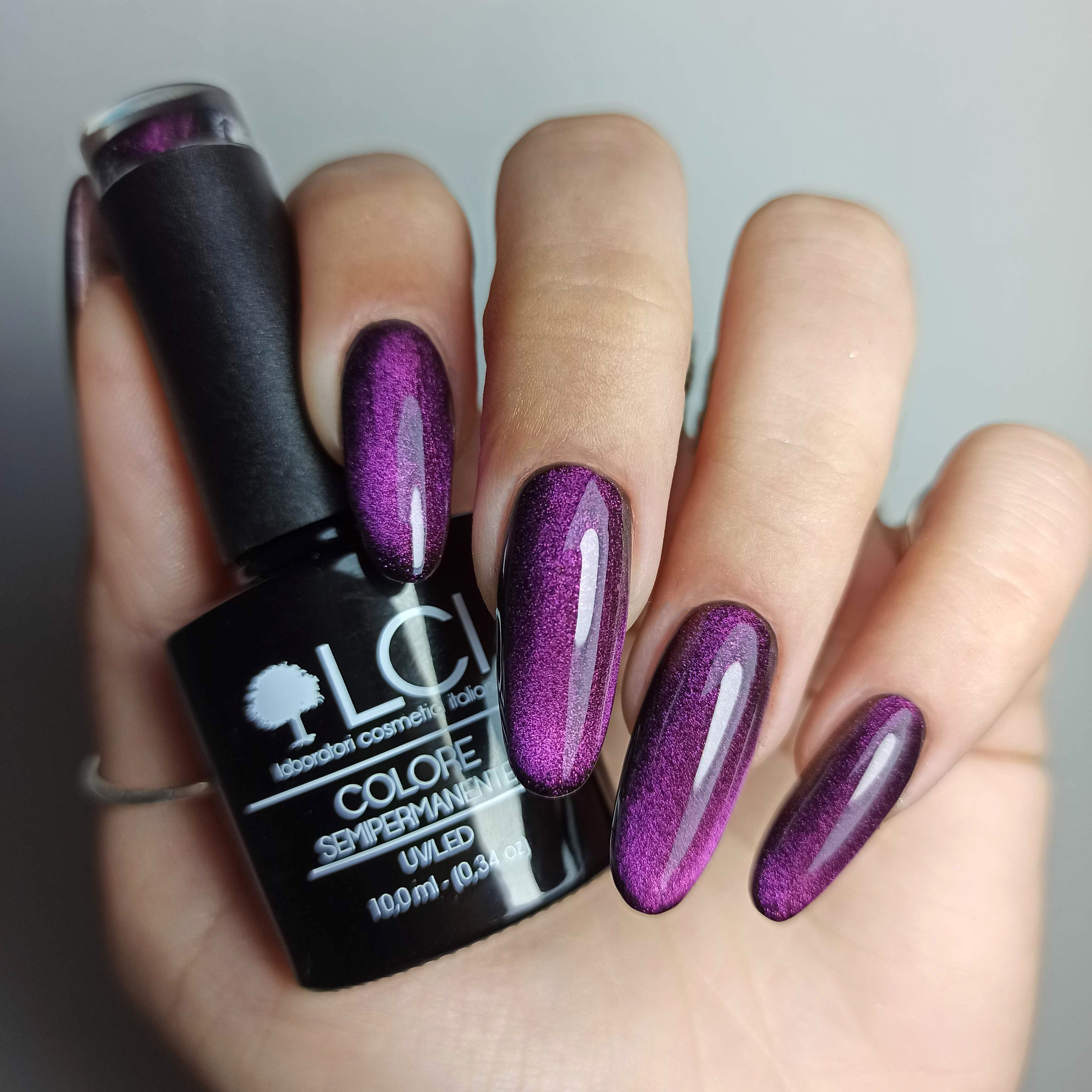 Mano con unghie smaltate. Flacone di smalto accanto. Scritta: LCI, COLORE SEMIPERMANENTE, UVLED.
