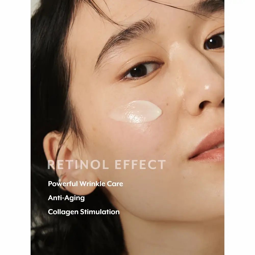 Primo piano di un viso con crema. Testo: Retinol Effect, Powerful Wrinkle Care, Anti-Aging, Collagen Stimulation.