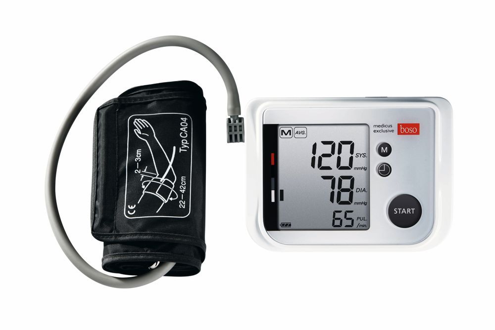 Misuratore di pressione con bracciale e display. Bracciale nero, tubo grigio, dispositivo bianco con display digitale. Logo Boso.