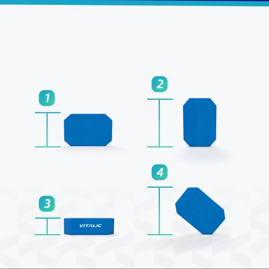 Set di blocchi yoga blu. Viste con misure. Logo VITALIC visibile su un blocco.