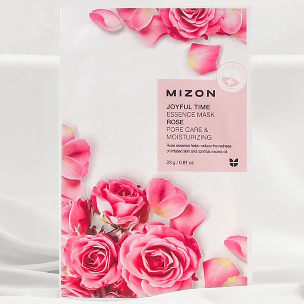 Maschera viso con motivo floreale. Confezione con nome del prodotto e informazioni. Petali di rosa rosa come elemento di design.