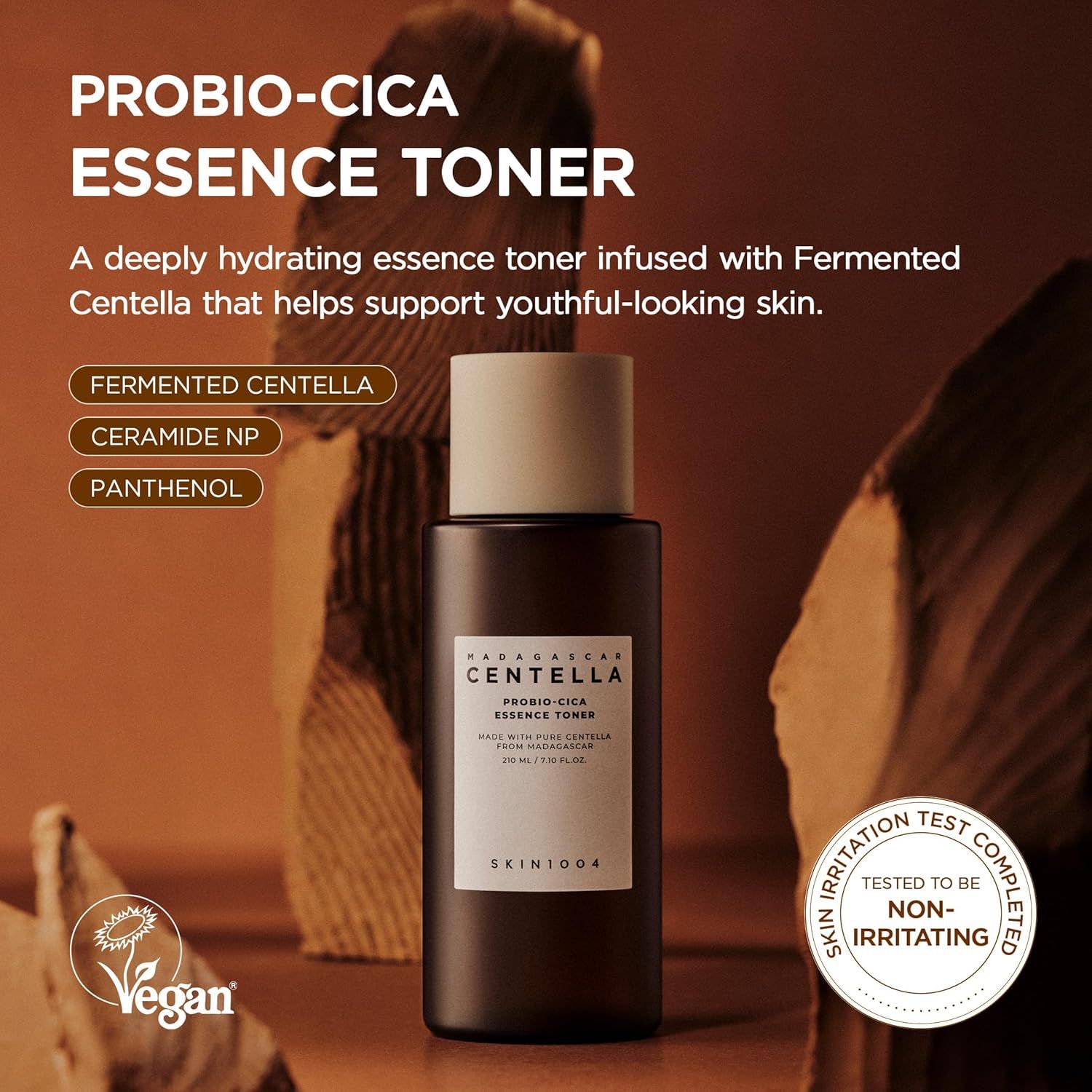 Flacone marrone con tappo bianco. Scritta: PROBIO-CICA ESSENCE TONER. Sigillo vegano. Testo: Fermented Centella, Ceramide NP, Panthenol.