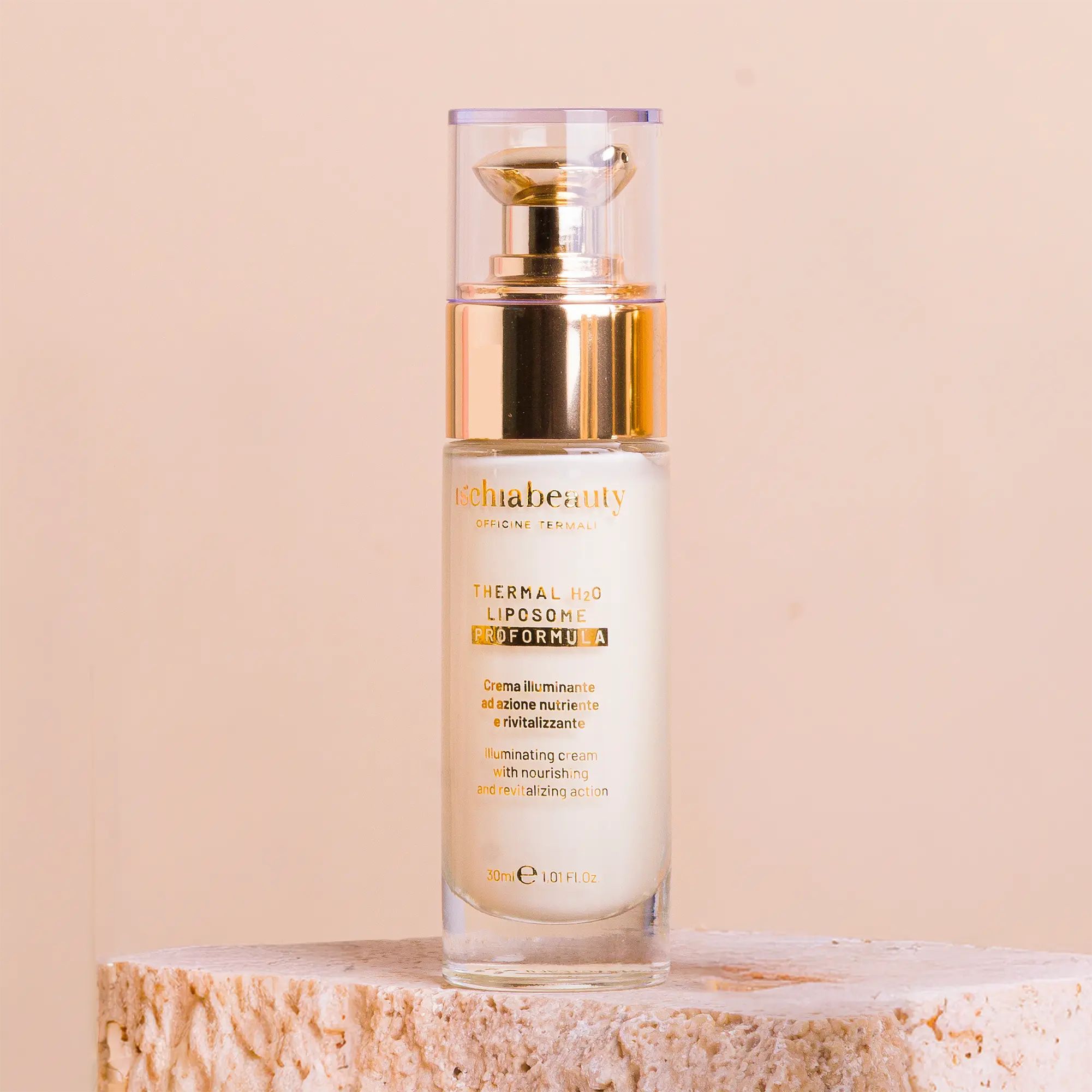Flacone crema ischiabeauty con tappo dorato. Scritta: Thermal H2O Liposome Proformula. Posizionato su un blocco di pietra.