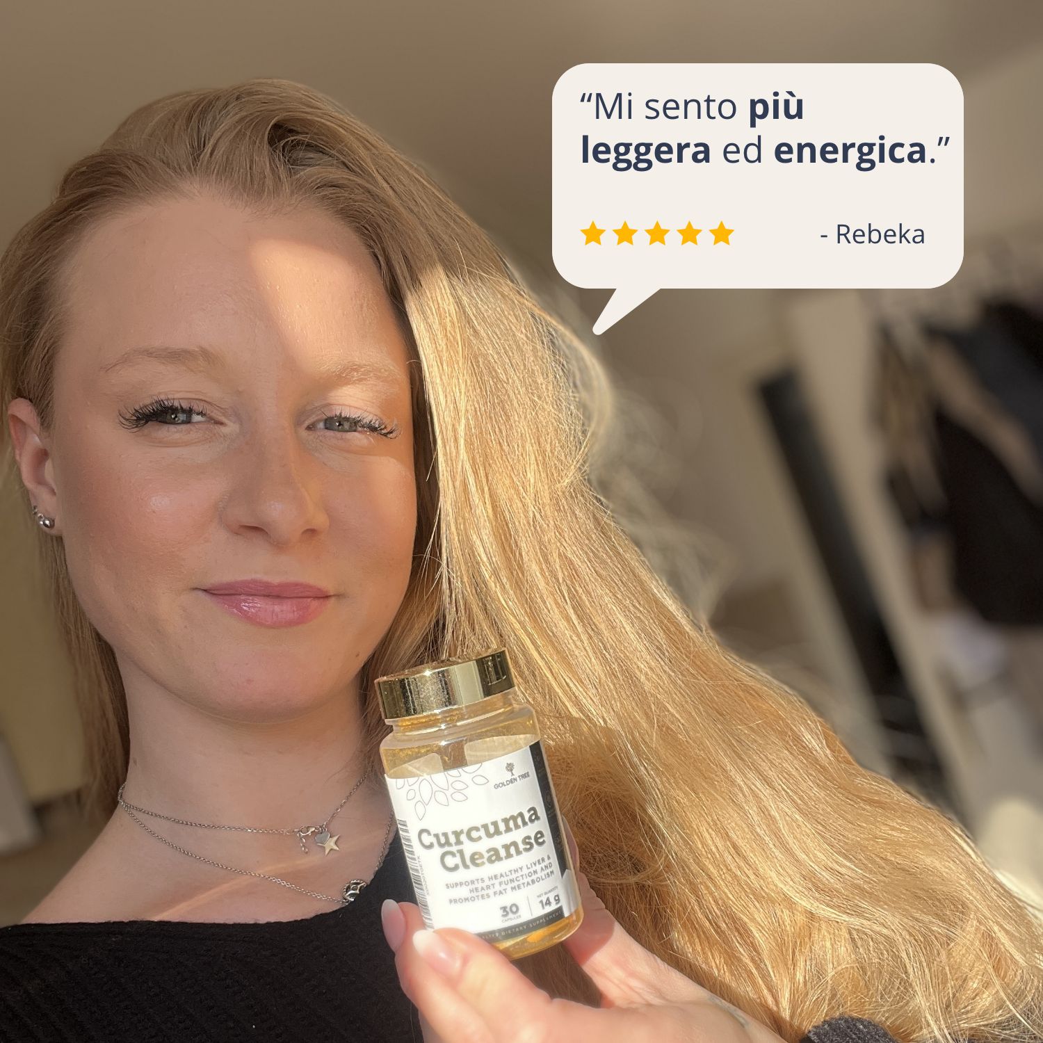Una donna tiene in mano un flacone di Curcuma Cleanse e rilascia una recensione positiva.