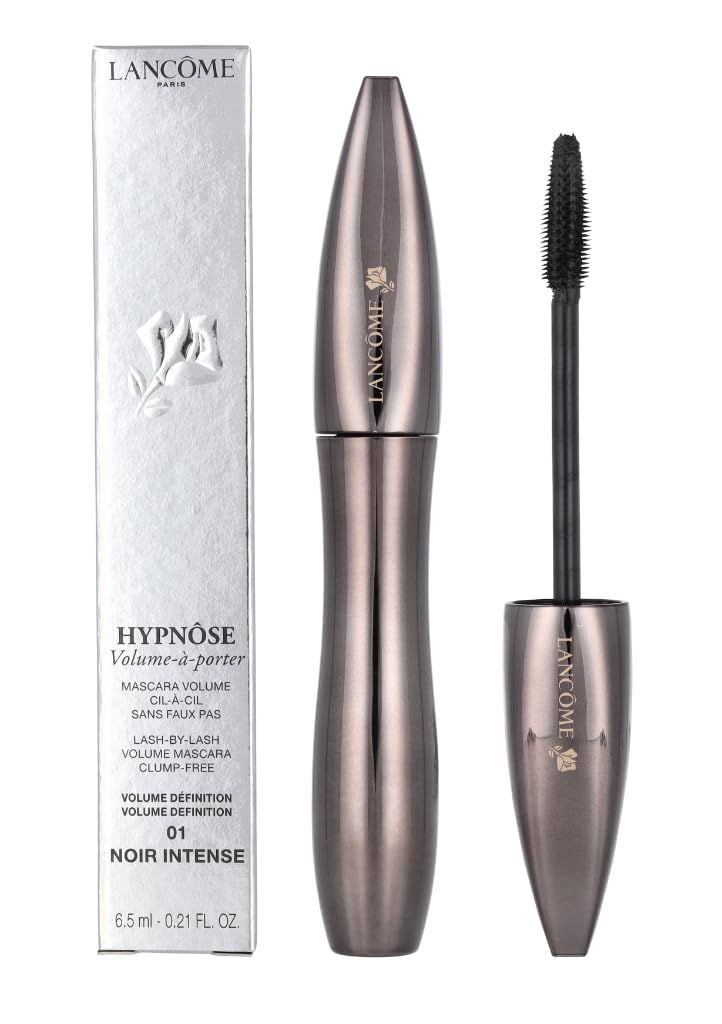 Flacone di mascara e confezione. Confezione argentata con nome del prodotto. Contenitore di mascara nero con spazzola. Marchio Lancôme.