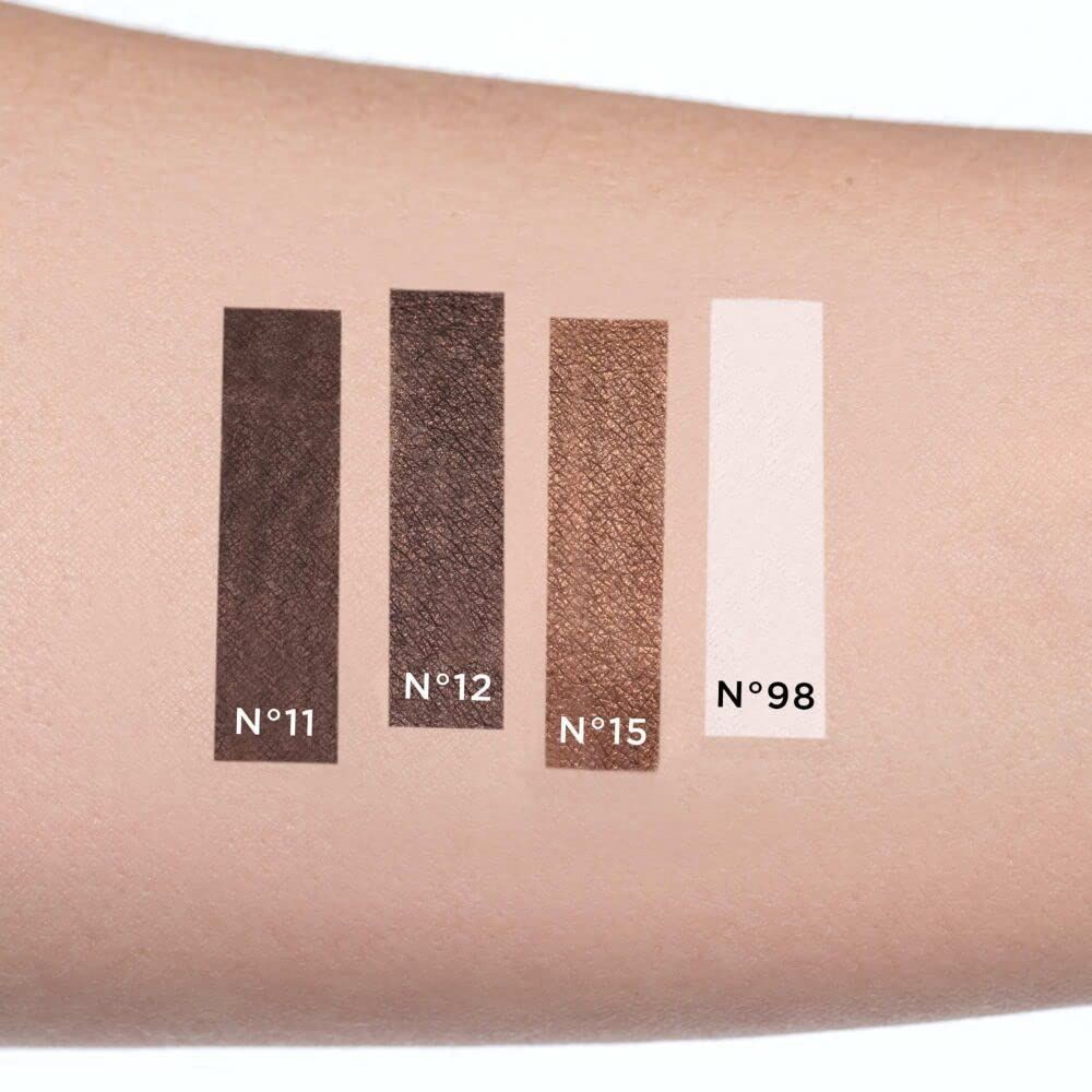 Braccio con quattro campioni di colore. Da sinistra a destra: N°11, N°12, N°15, N°98. Diverse tonalità di marrone e beige chiaro.