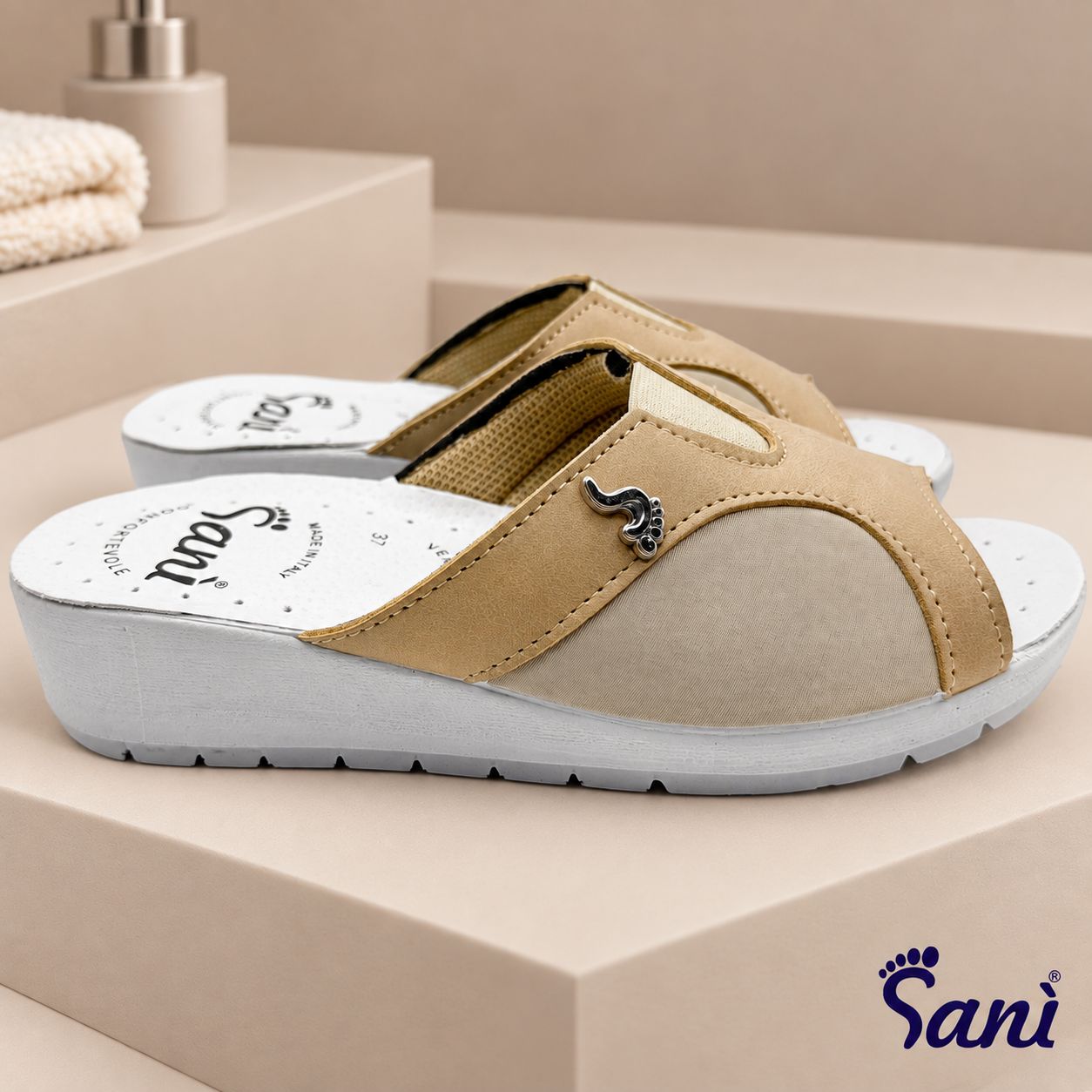 Mocassino beige con sottopiede in vera pelle, morbida imbottitura e calzata larga.