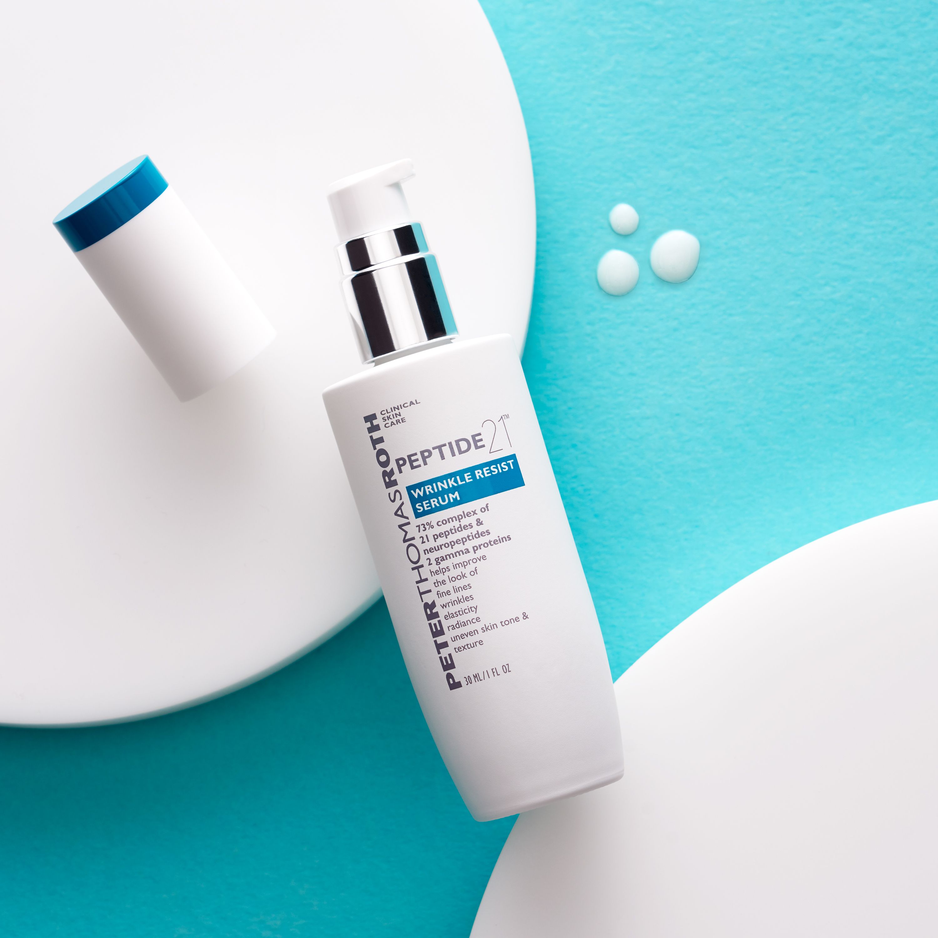 Flacone bianco con tappo blu e scritta PEPTIDE 21. Su sfondo bianco.