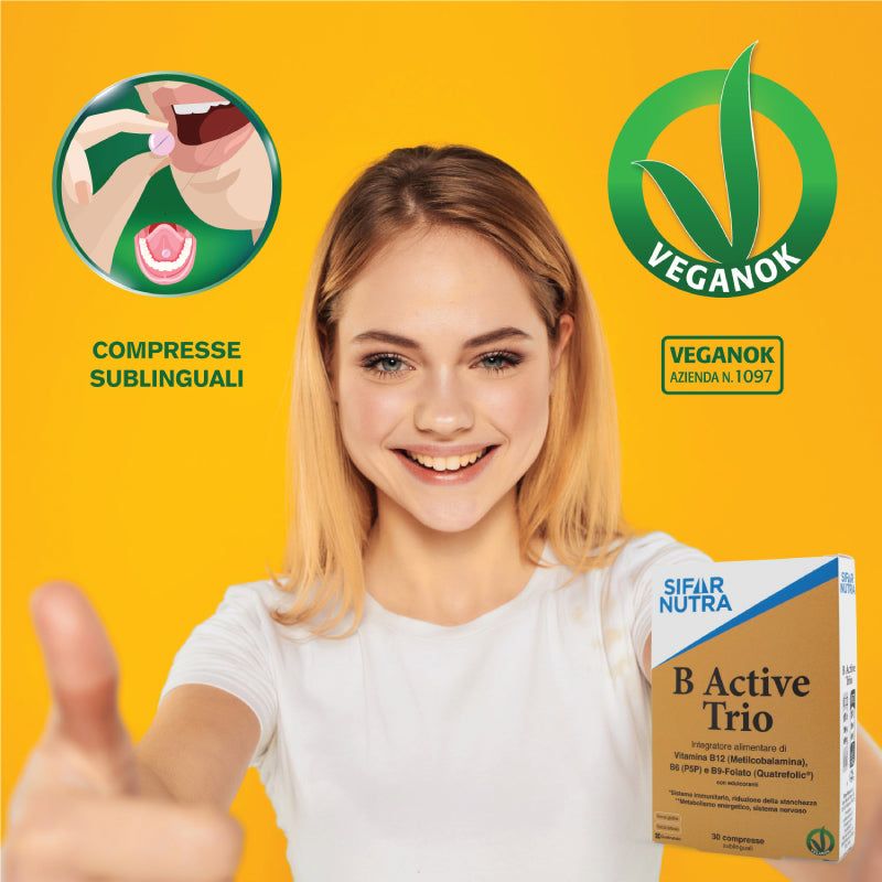Donna tiene confezione Sifar Nutra B Active Trio. Certificazione Veganok. Compresse sublinguali.