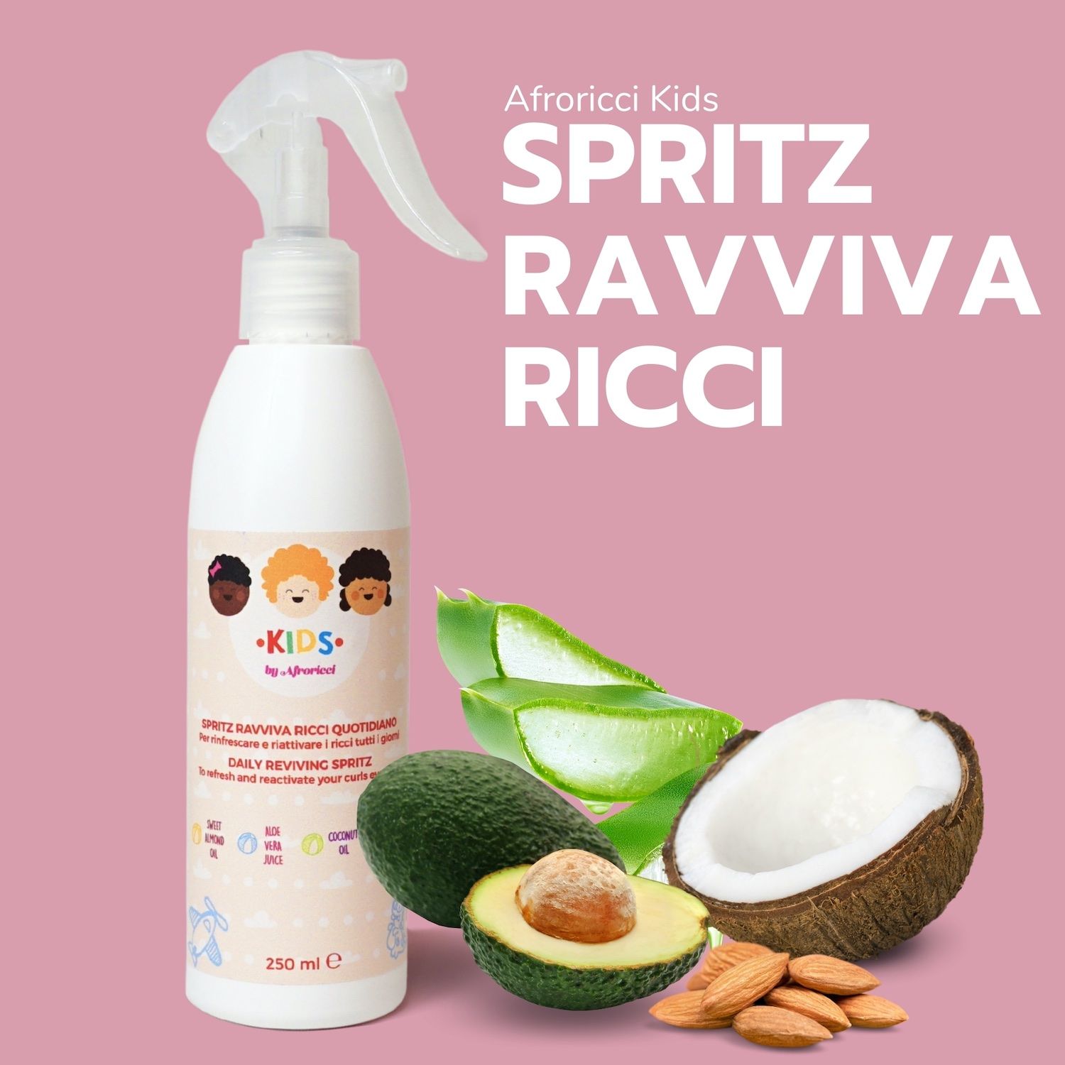 Flacone spray bianco con testo AfroRicci Kids. Avocado, cocco, mandorle e foglie di aloe vera su sfondo rosa.