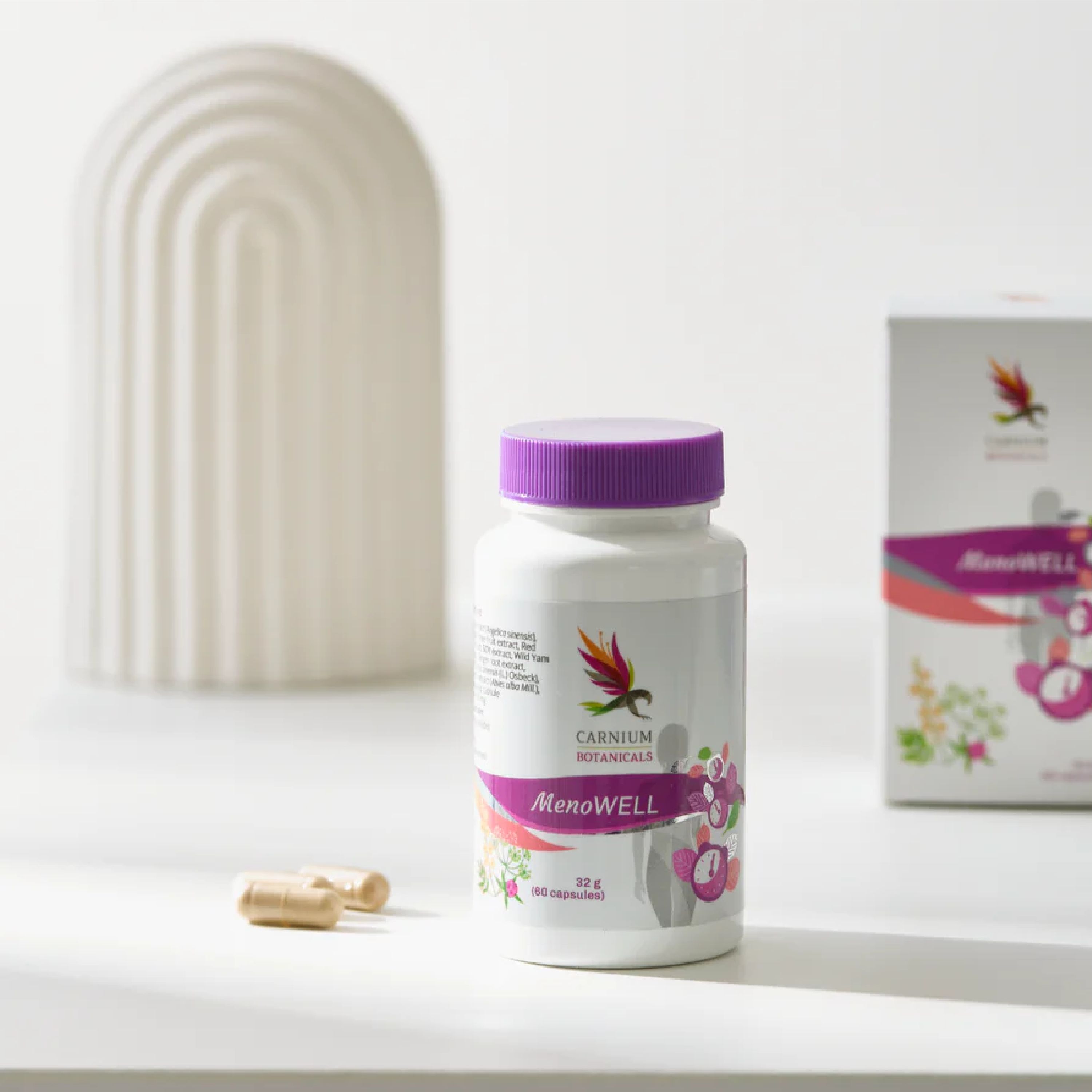 Barattolo di capsule Carnium Botanicals MenoWell e due capsule, con elemento decorativo sullo sfondo.