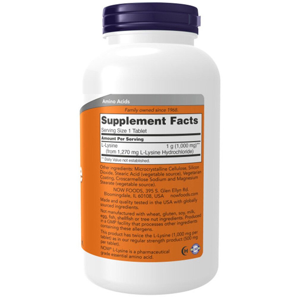 Flacone bianco con tappo viola. Etichetta con informazioni sul prodotto e nutrizionali. Testo: L-Lisina, 1000mg. Marchio: NOW Foods.