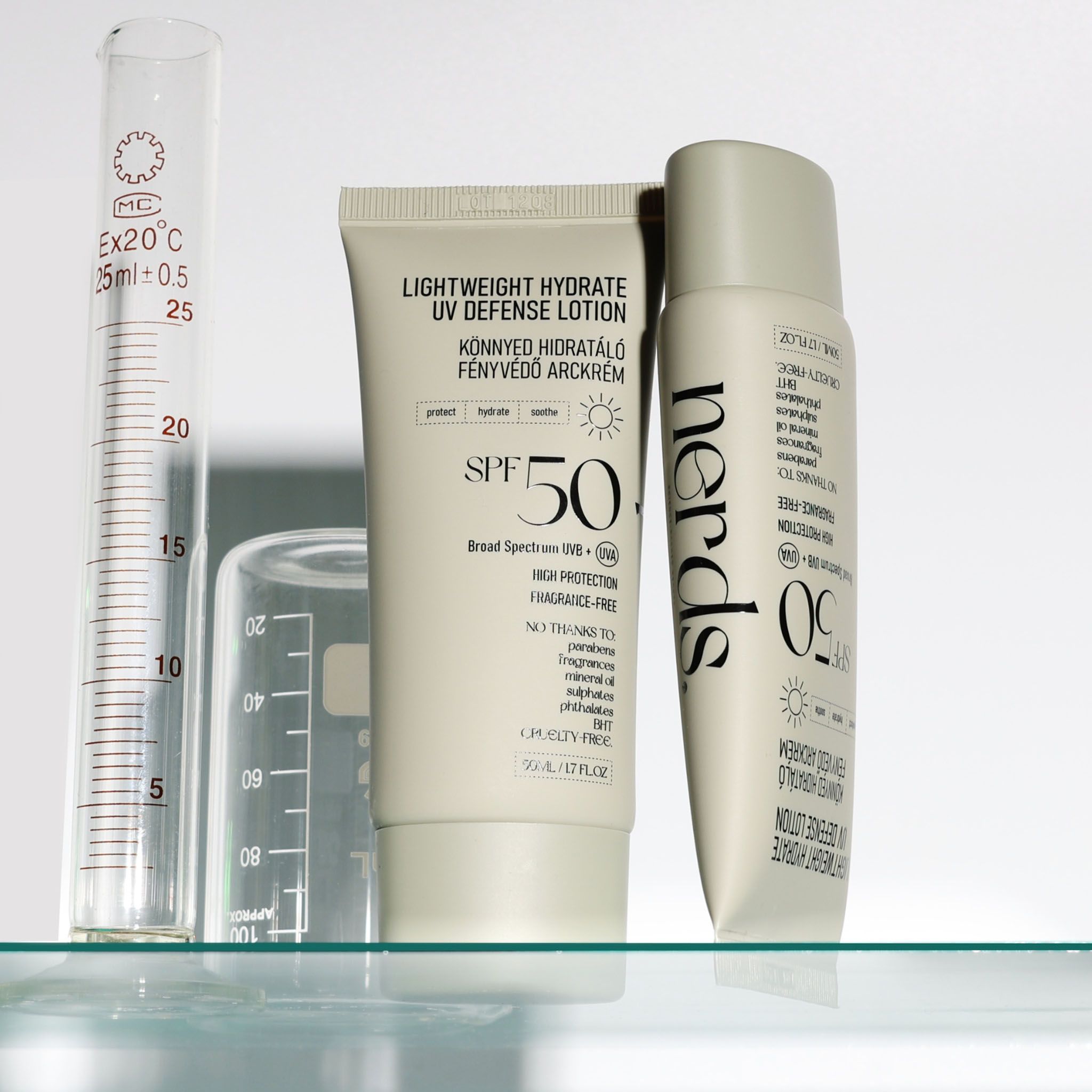 Tubo di crema con SPF 50.