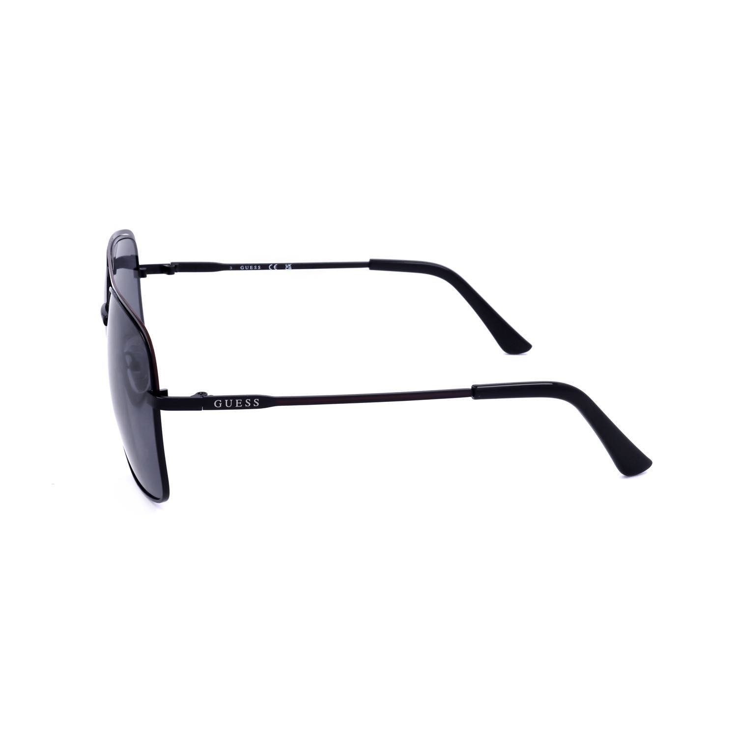 Occhiali da sole aviator Guess neri con montatura in metallo e lenti scure.