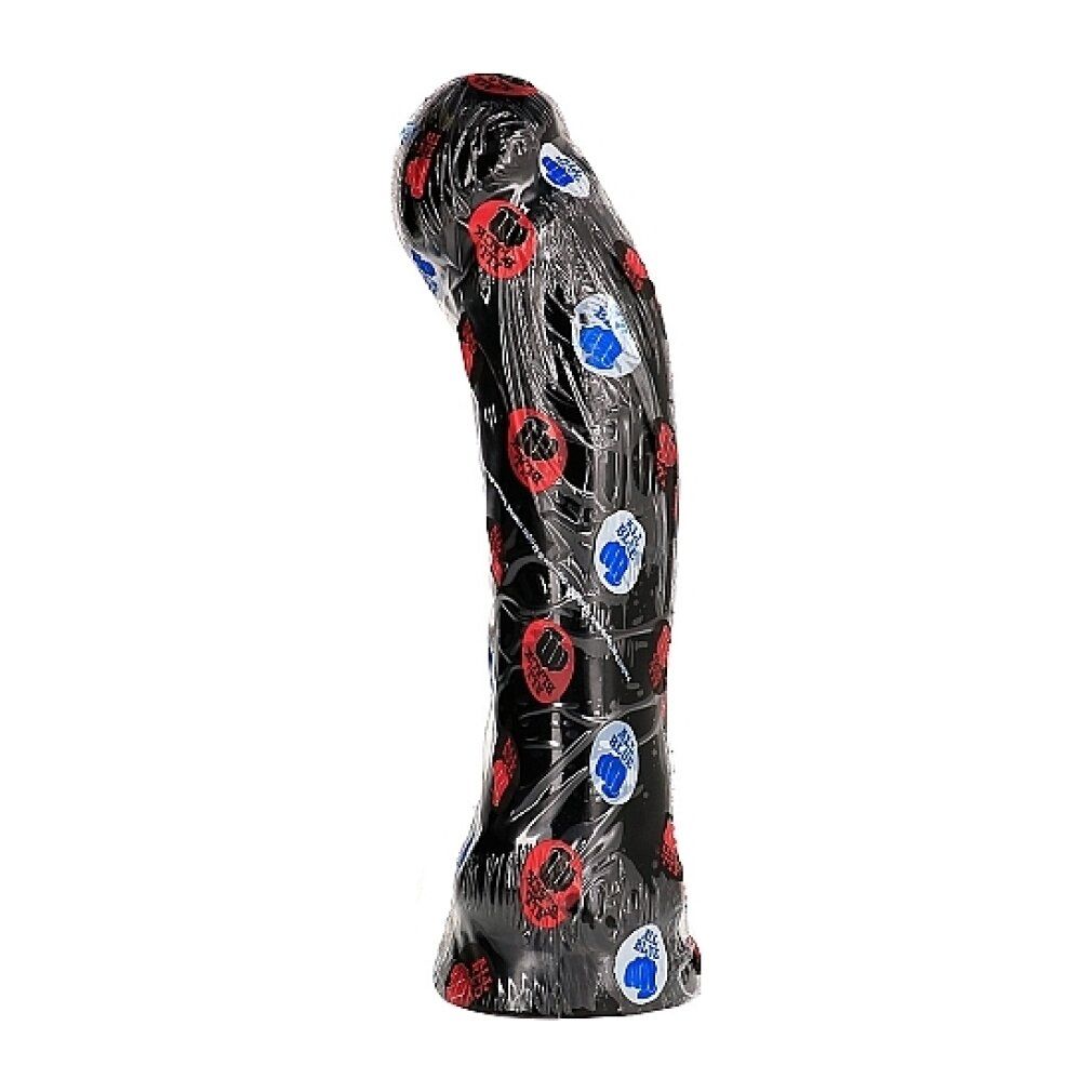 Dildo nero, avvolto in plastica, con stampe rosse e blu. Forma curva.
