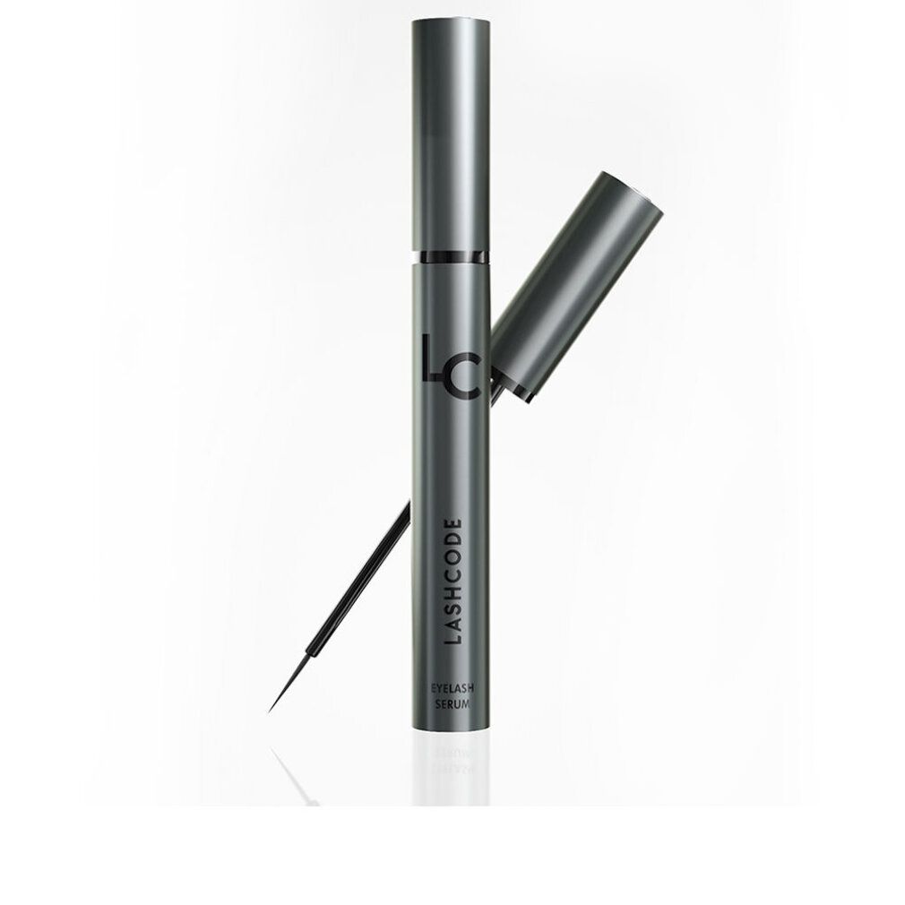 Flacone grigio con tappo aperto e applicatore. Sul flacone sono visibili il logo LC e la scritta LASHCODE EYELASH SERUM.