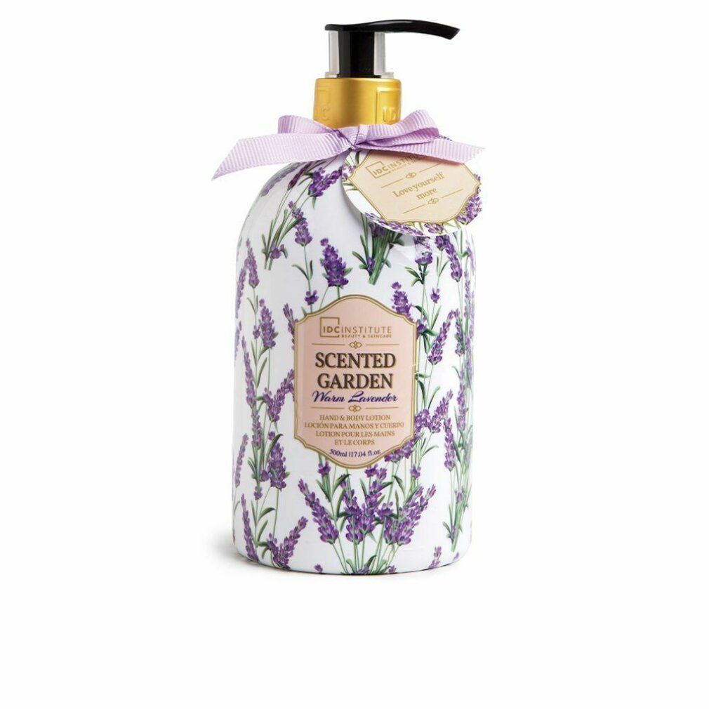 Lozione per il corpo con motivo lavanda. Flacone con dosatore ed etichetta. Fiocco viola. Scritta: Scented Garden.