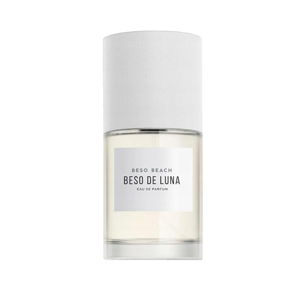 Flacone di profumo con tappo bianco ed etichetta. Testo: BESO BEACH, BESO DE LUNA, Eau de Parfum.