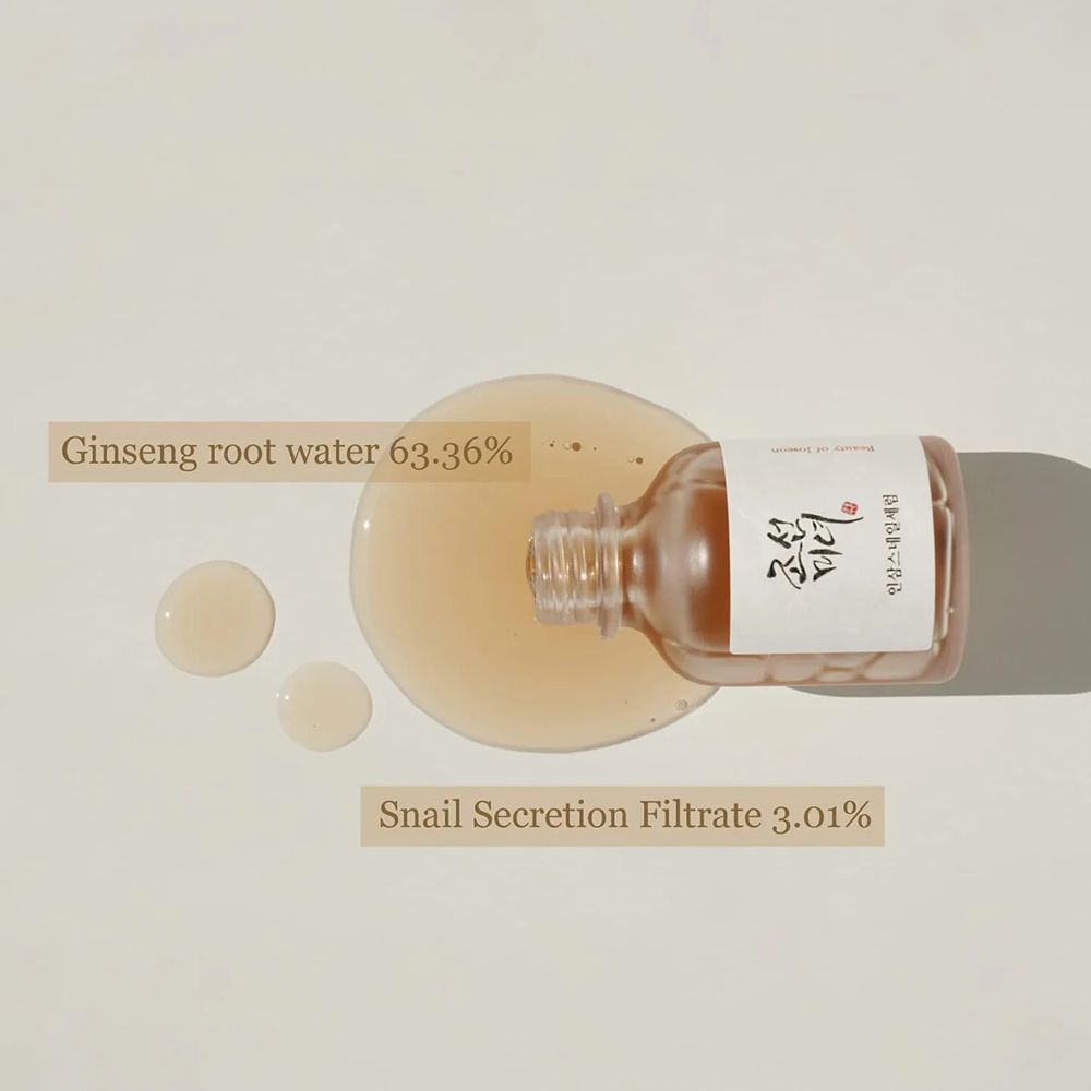Flacone trasparente con siero e gocce. Etichetta con scritta coreana. Ginseng root water 63.36%. Snail Secretion Filtrate 3.01%.
