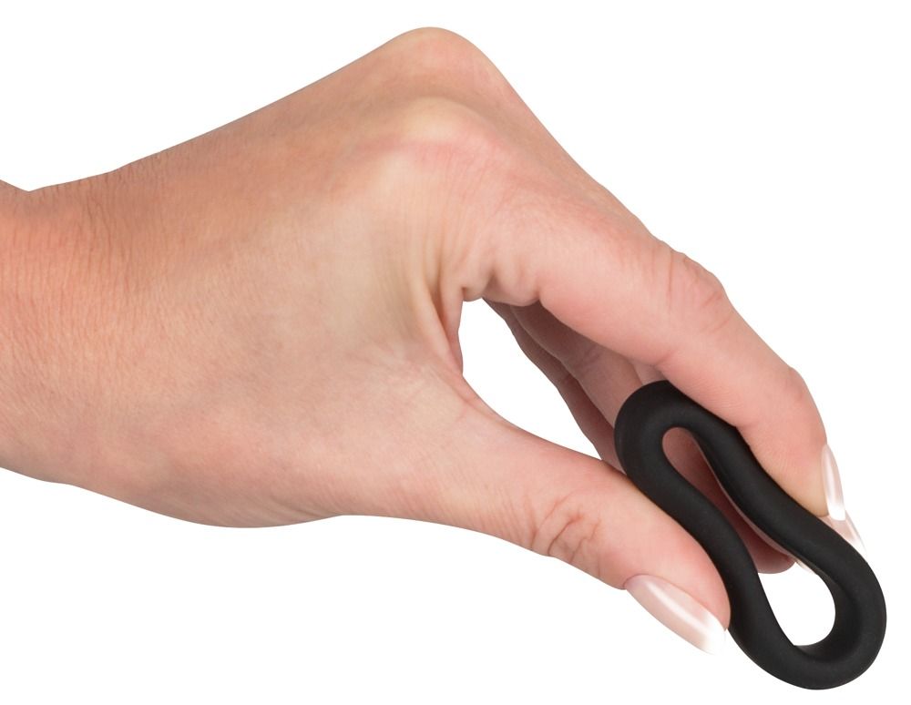 Mano che piega un anello per pene in silicone nero.