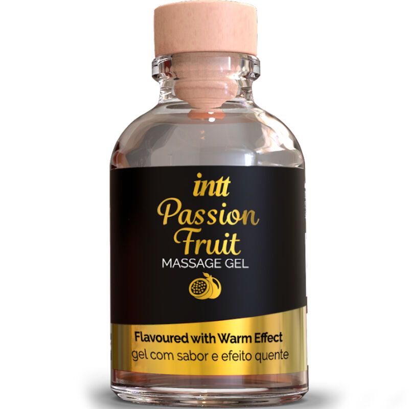Gel da massaggio al frutto della passione in bottiglia di vetro con tappo di sughero. Sull'etichetta è scritto "Intt Passion Fruit Massage Gel".