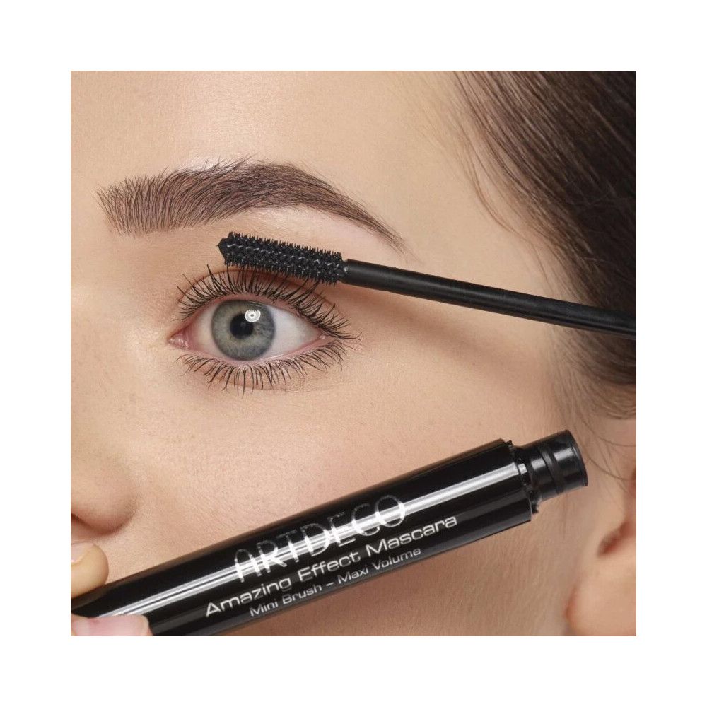 Occhio con mascara. Artdeco Amazing Effect Mascara, Mini Brush - Max Volume. Spazzola in uso.