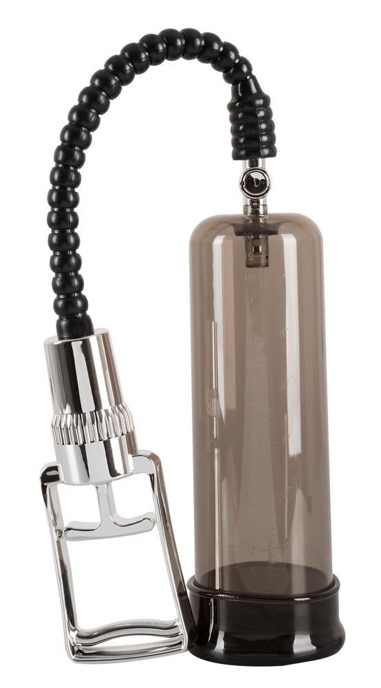 Pompa con scala graduata. Cilindro in plastica nera. Manico e raccordi in metallo. Tubo nero.