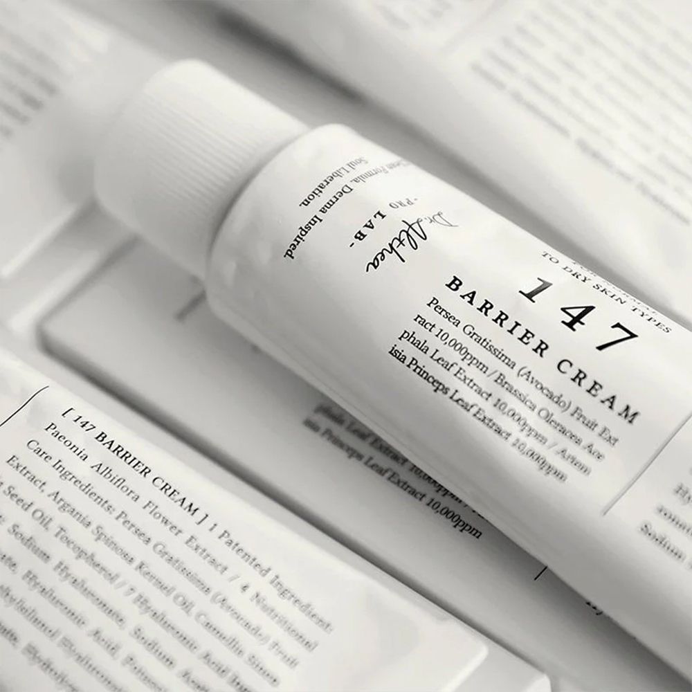 Tre tubi Dr. Althea 147 Barrier Cream affiancati, uno aperto, con focus sull'etichettatura.