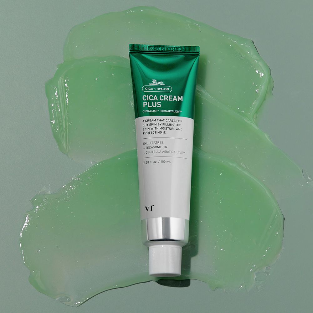 Tubo Cica Cream Plus. Tubo verde e bianco con tappo verde. Su gel verde. Scritta Cica Cream Plus.