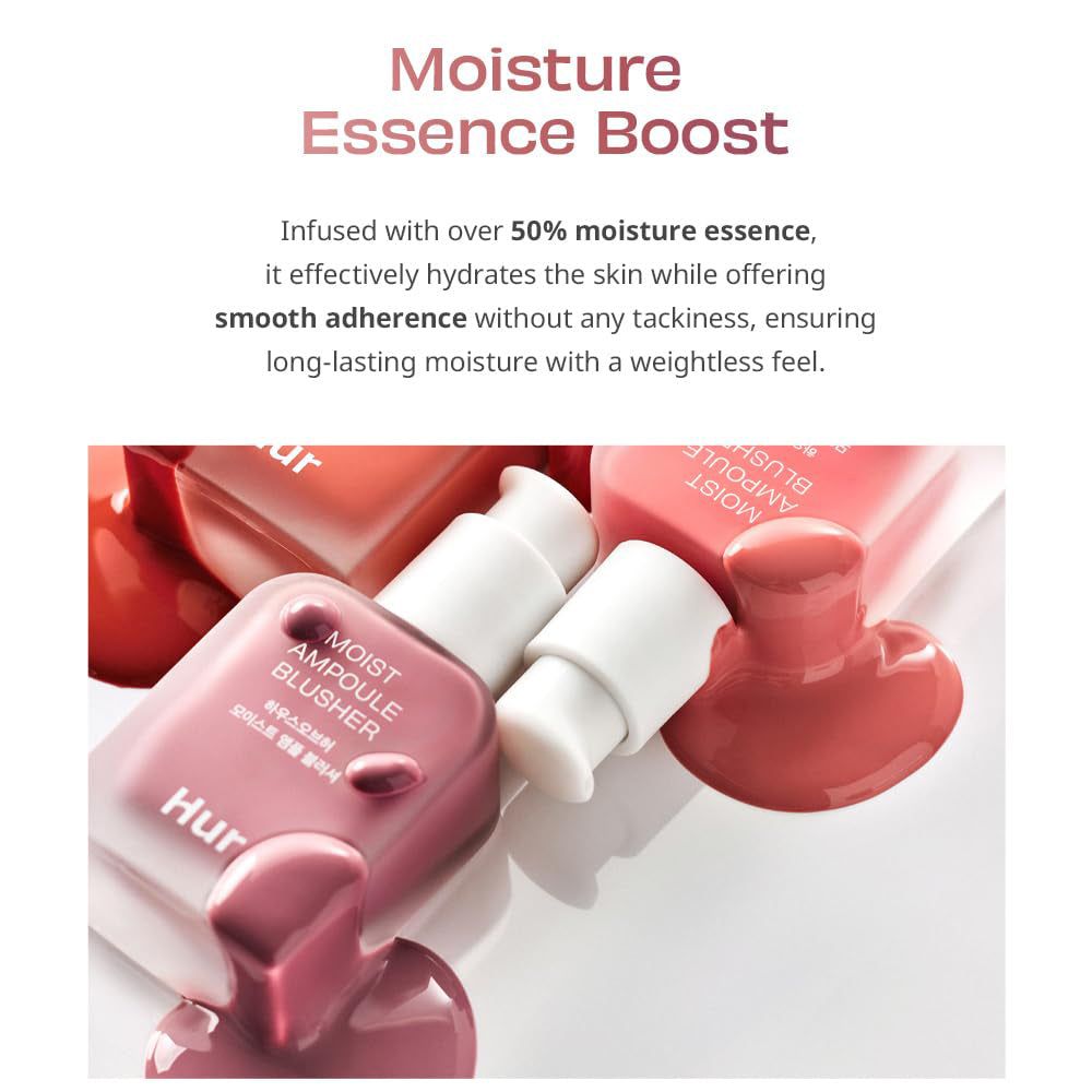 Immagine del prodotto con testo. 'Moisture Essence Boost'. Diverse bottiglie 'Moist Ampoule Blusher' con prodotto su sfondo.