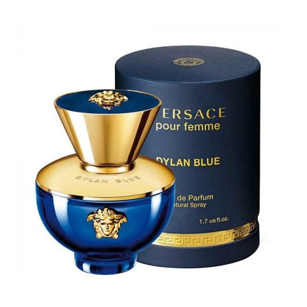 Flacone di profumo e scatola cilindrica. Sulla scatola, "Versace pour femme Dylan Blue".