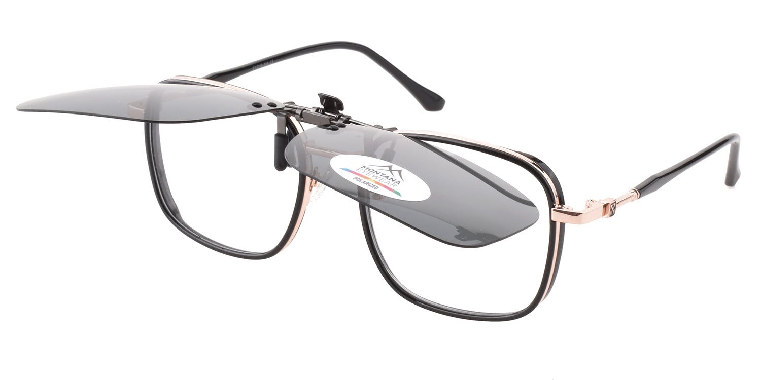 Occhiali da sole con clip-on sollevato. Montatura nera, dettagli dorati. Logo Montana Eyewear.