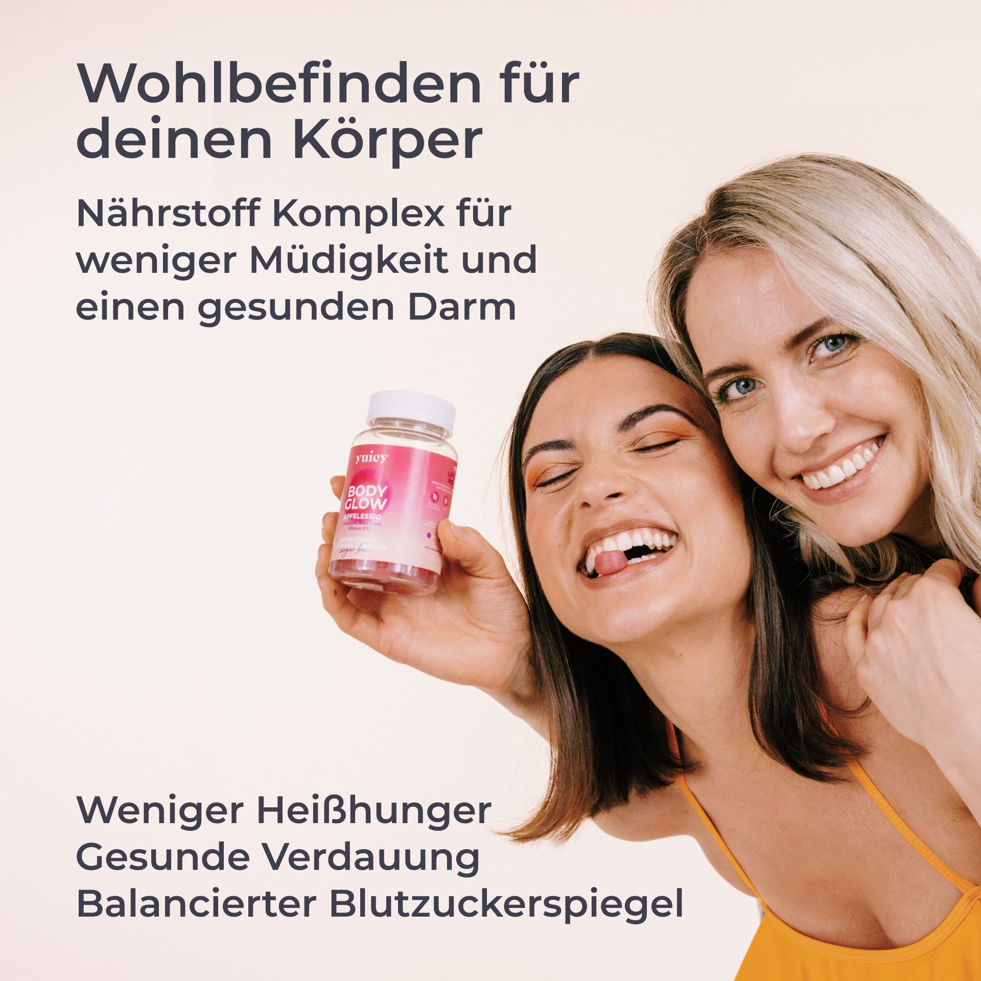 Due donne sorridono. Una tiene in mano un flacone di yuicy® Happy Gut Gummies. Testo: benessere per il tuo corpo, meno voglie, digestione sana.