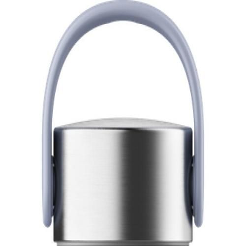 Primo piano del tappo di una borraccia. Tappo argentato con manico azzurro.