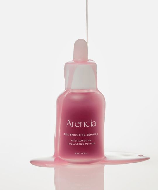 Flacone di siero rosso con pipetta. Nome del prodotto: ARENCIA Red Smoothie Serum 8. Liquido che fuoriesce dalla pipetta.