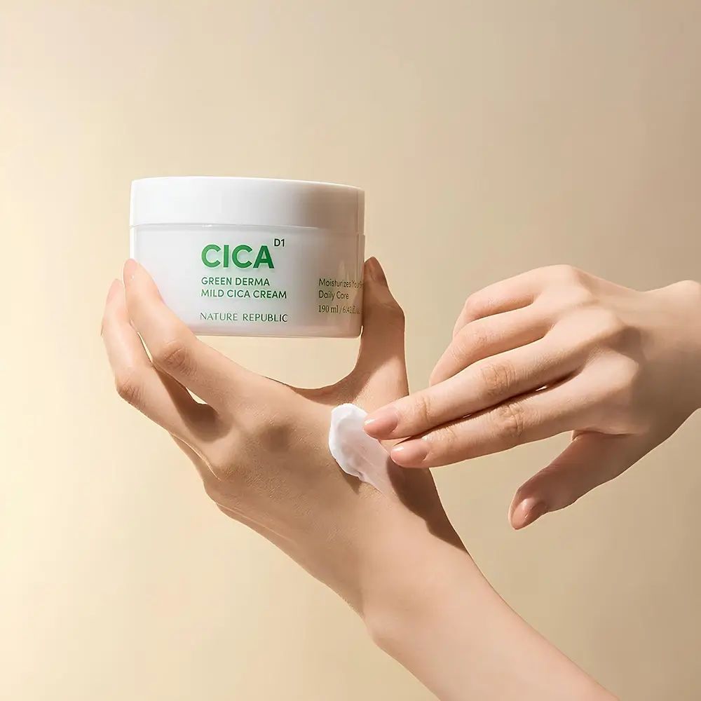 Mani che tengono un vasetto bianco. Testo: CICA, Green Derma Mild Cica Cream. Una mano applica la crema.