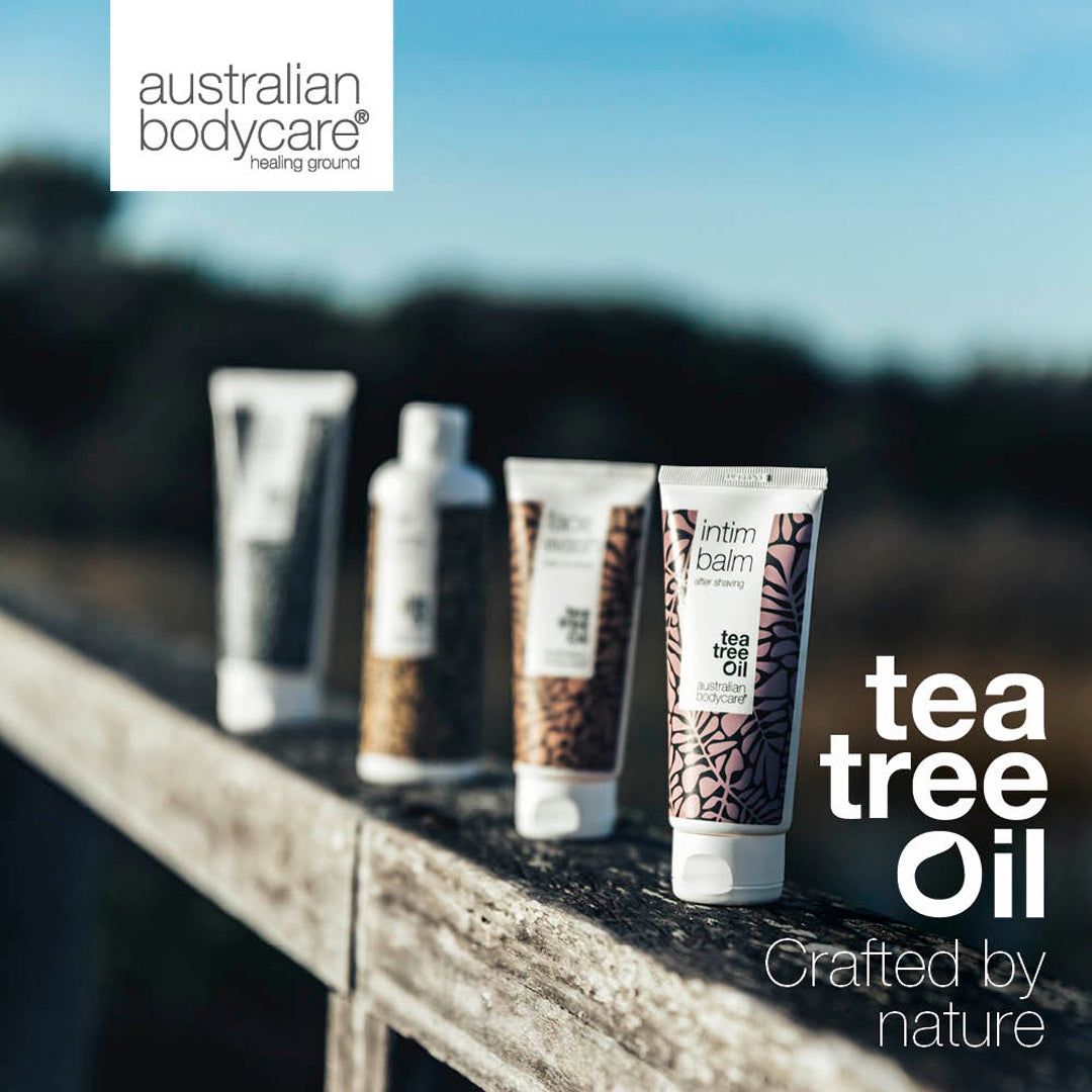 Quattro tubi su legno. Scritte: Tea Tree Oil, Intim Balm. Logo: Australian Bodycare.