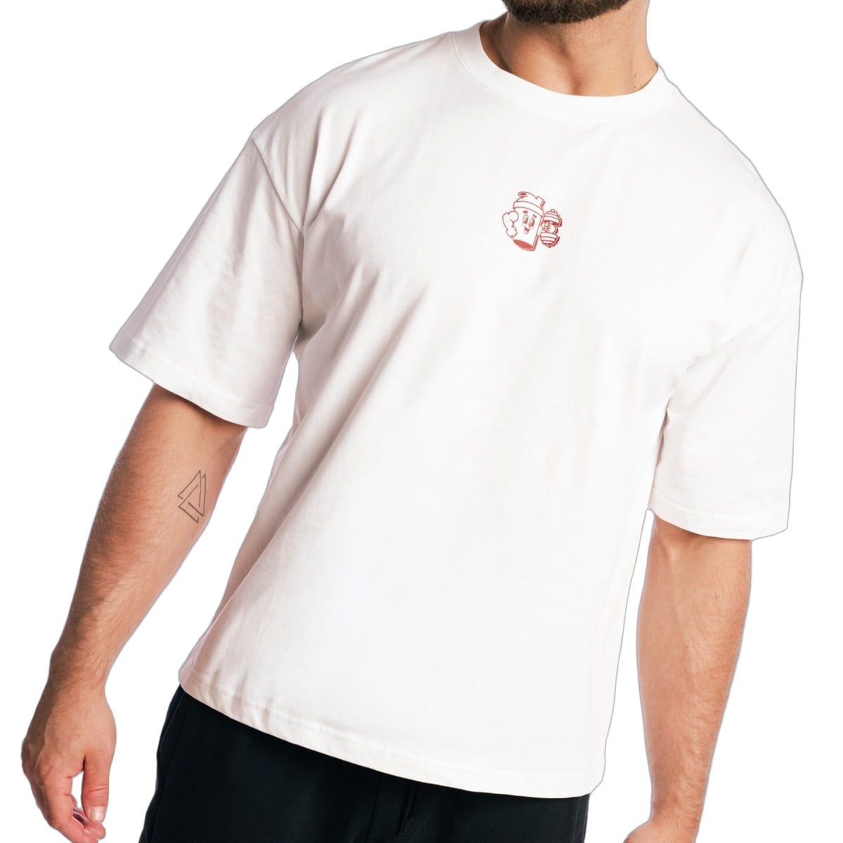 T-shirt da uomo bianca, modello Boxy-Oversized, ripresa di tre quarti, con piccolo logo rosso sul petto.