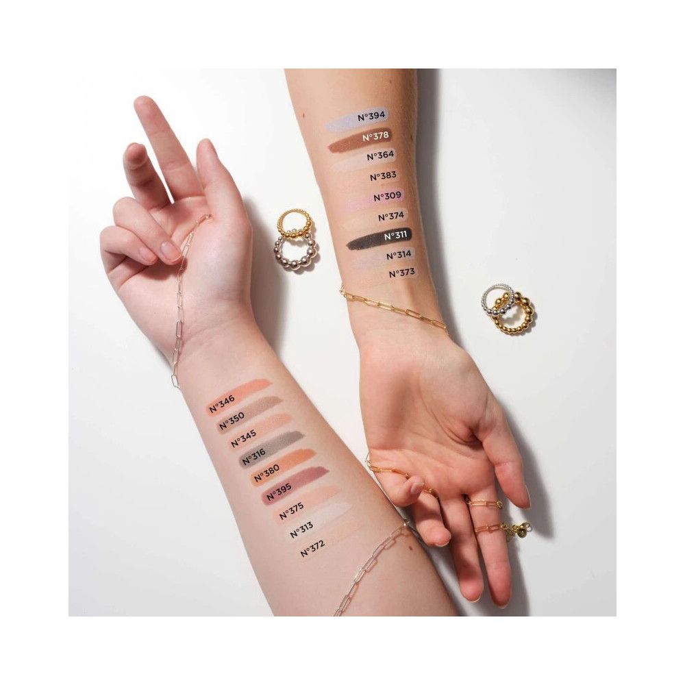 Braccia con campioni di ombretti. Diverse tonalità con numeri. Gioielli: anelli, bracciali.