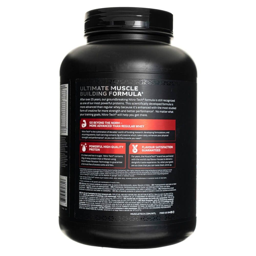 Retro di un contenitore nero di proteine del siero di latte Muscletech Nitro-Tech. Contiene informazioni sulla formula per la costruzione muscolare e sui vantaggi del prodotto.