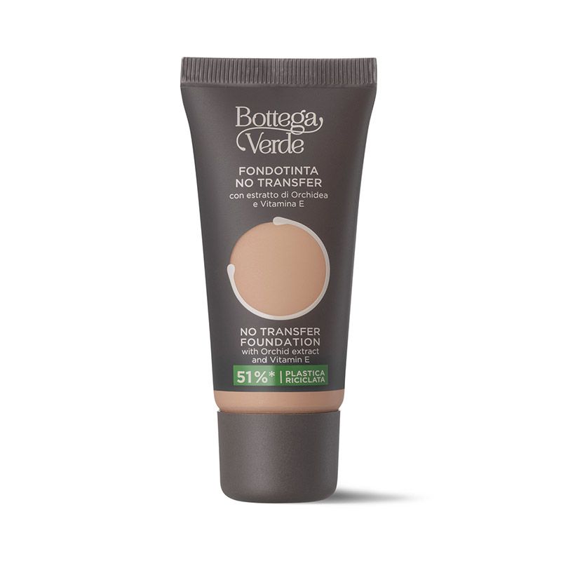 Tubo Bottega Verde Fondotinta No Transfer. Tonalità beige. Testo in italiano. 51% plastica riciclata.