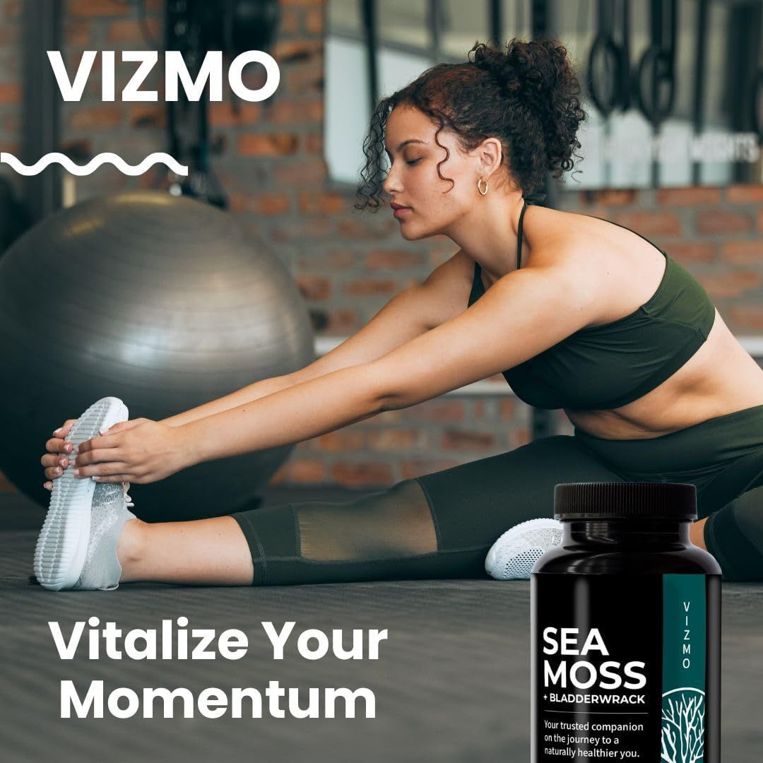 Donna che si allunga in palestra. Flacone di capsule Sea Moss. Testo: Vizmo, Sea Moss + Bladderwrack, Vitalize Your Momentum.