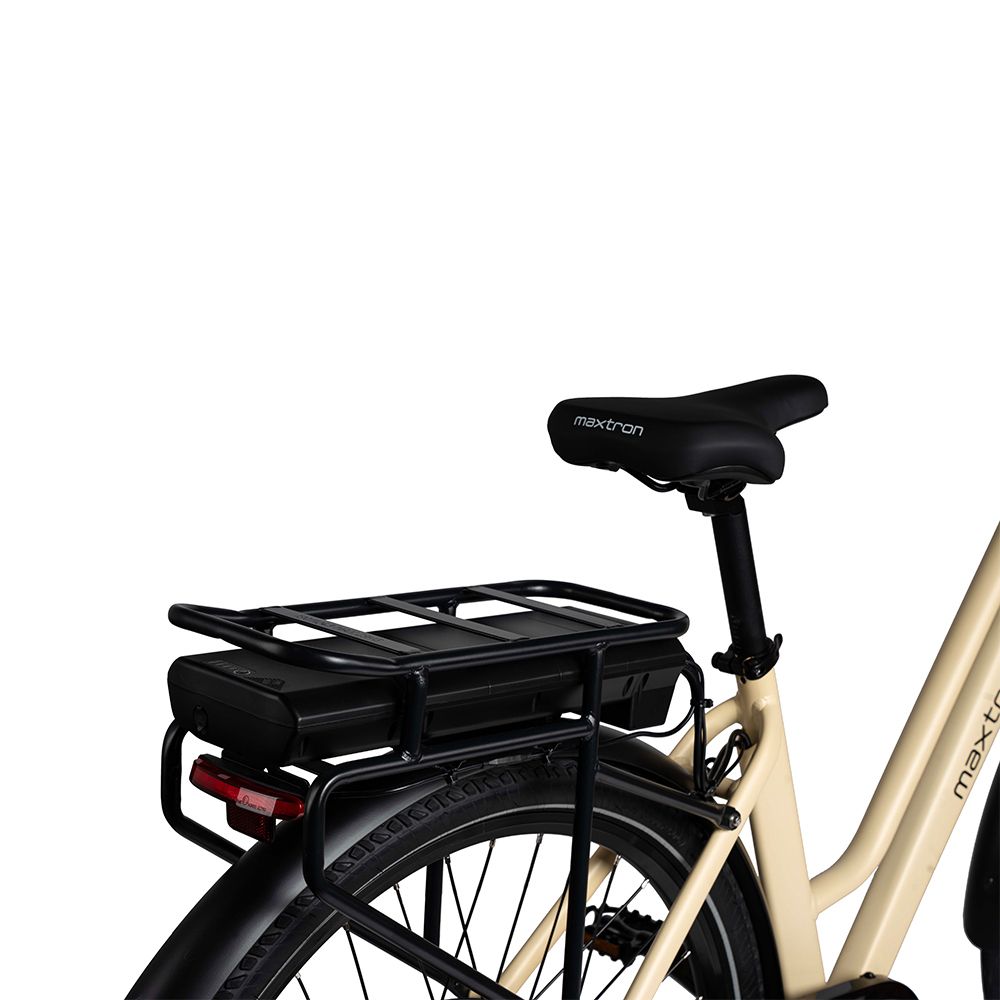 Bicicletta con portapacchi e batteria. Portapacchi, batteria e sella neri. Parte del telaio chiara.